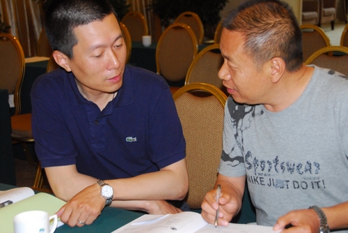 参会代表互相研讨 参会代表互相研讨