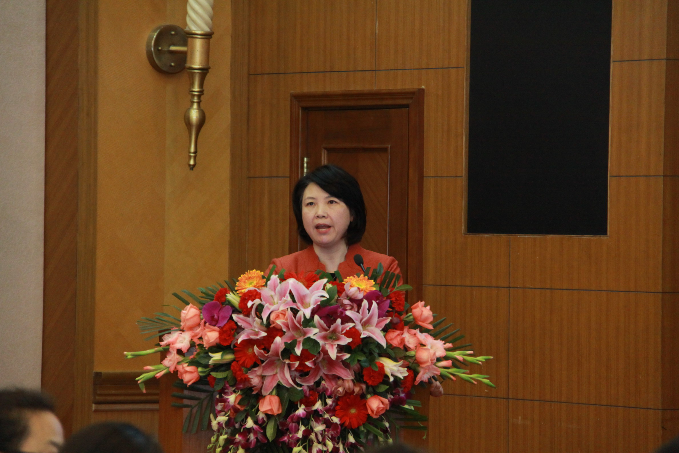 中心总经理王岳虹做工作报告