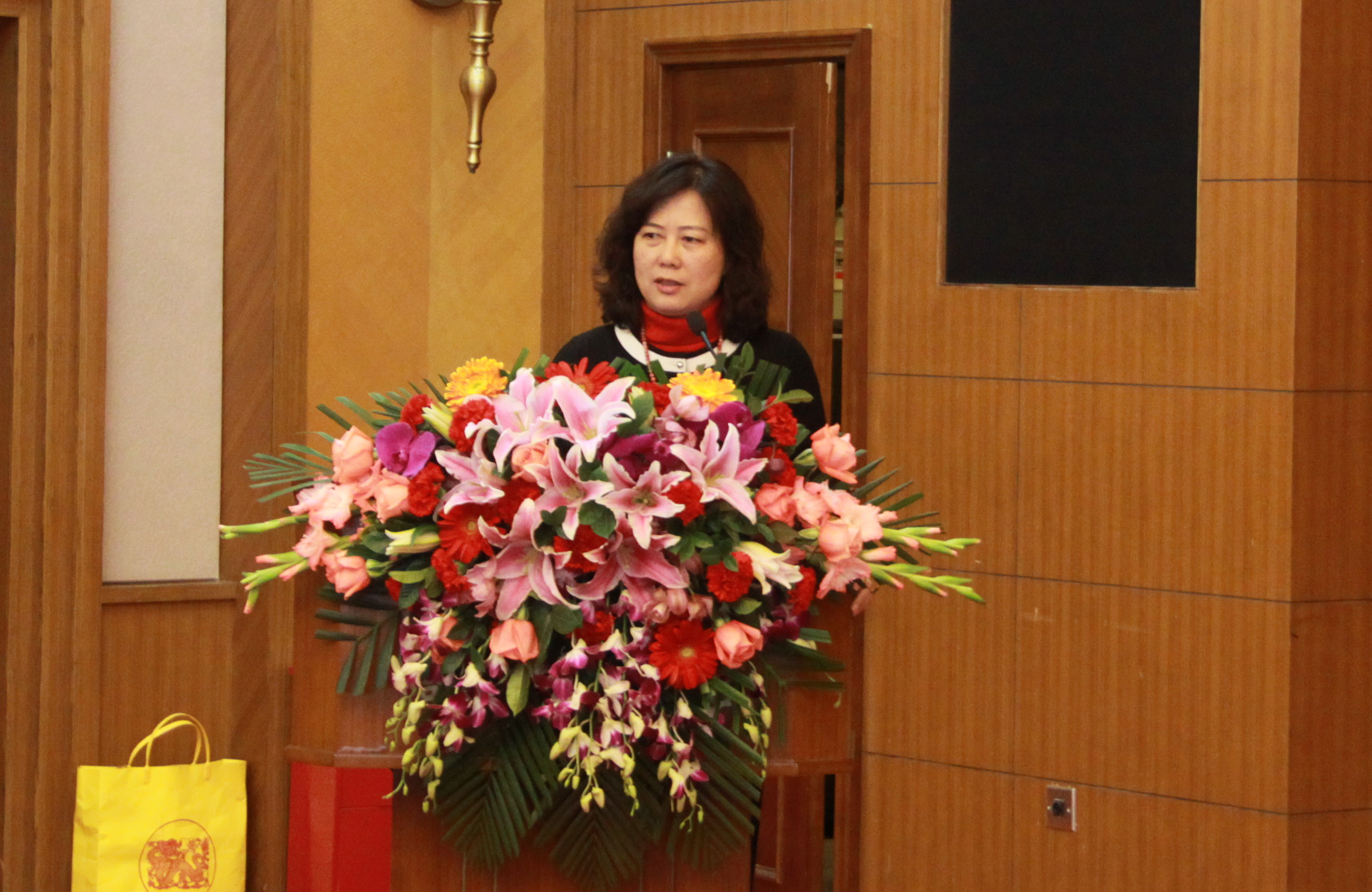 中心副总经理邓虹主持大会